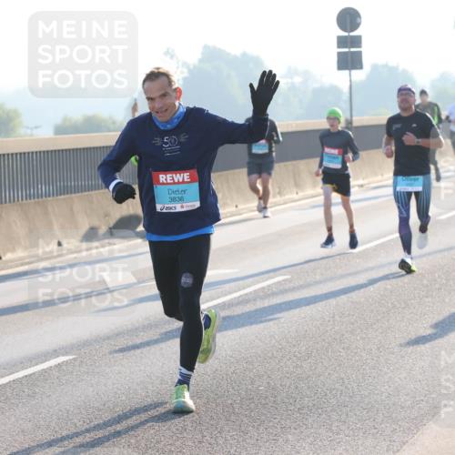 03.10.2025 - Köhlbrandbrückenlauf Lena Gebhardt http://msf.ph/oto/9053624 03.10.2025 09:16:10 Position 1 50, 3836 meine-sportfotos.de