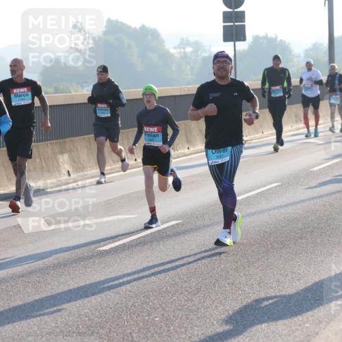 03.10.2025 - Köhlbrandbrückenlauf Lena Gebhardt http://msf.ph/oto/9053650 03.10.2025 09:16:11 Position 1 1194, 3794, 2997, 3087 meine-sportfotos.de