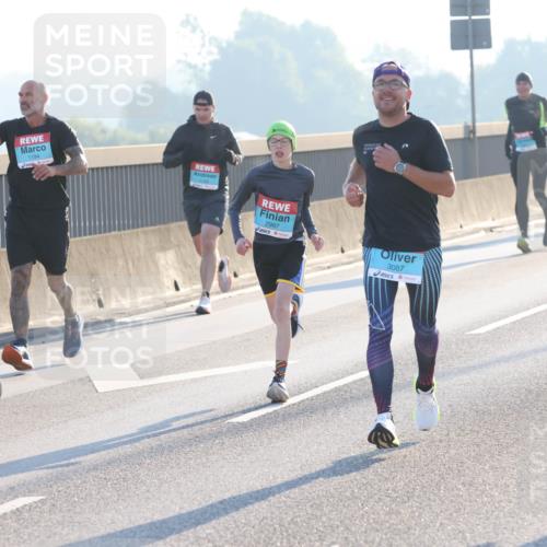 03.10.2025 - Köhlbrandbrückenlauf Lena Gebhardt http://msf.ph/oto/9053663 03.10.2025 09:16:11 Position 1 379, 1194, 2997, 3087 meine-sportfotos.de