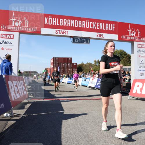 03.10.2025 - Köhlbrandbrückenlauf Lena Gebhardt http://msf.ph/oto/9053744 03.10.2025 13:07:02 Ziel 4152, 4249, 4444, 4451, 4588, 4804, 5963, 6065, 6423, 6427, 6745, 6799, 6822 meine-sportfotos.de