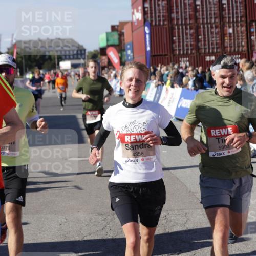 03.10.2025 - Köhlbrandbrückenlauf Jannik Wohlers http://msf.ph/oto/9053754 03.10.2025 13:09:37 Ziel 4262, 4298, 4358, 4365, 4502, 4614, 5803, 5813, 5907, 6379, 6438, 6481, 6667, 6803 meine-sportfotos.de