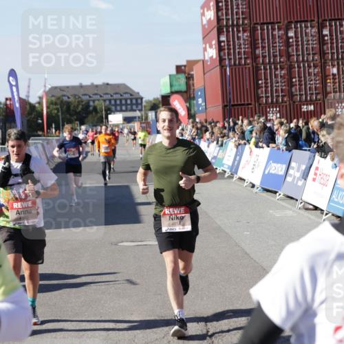 03.10.2025 - Köhlbrandbrückenlauf Jannik Wohlers http://msf.ph/oto/9053791 03.10.2025 13:09:38 Ziel 4262, 4298, 4358, 4365, 4502, 4614, 5803, 5813, 5907, 6379, 6438, 6481, 6667, 6803 meine-sportfotos.de