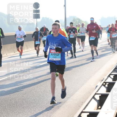 03.10.2025 - Köhlbrandbrückenlauf Lena Gebhardt http://msf.ph/oto/9053792 03.10.2025 09:16:15 Position 1 2920 meine-sportfotos.de