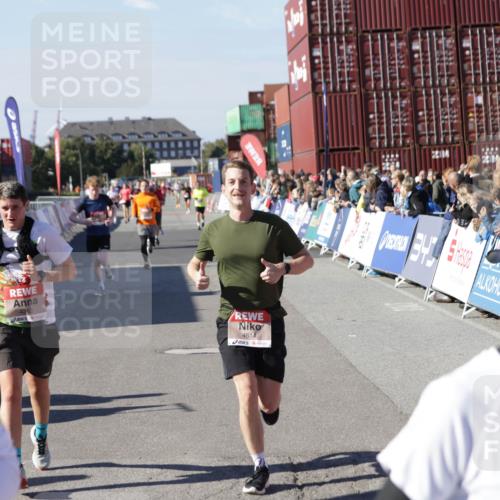 03.10.2025 - Köhlbrandbrückenlauf Jannik Wohlers http://msf.ph/oto/9053796 03.10.2025 13:09:38 Ziel 4262, 4298, 4358, 4365, 4502, 4614, 5803, 5813, 5907, 6379, 6438, 6481, 6667, 6803 meine-sportfotos.de