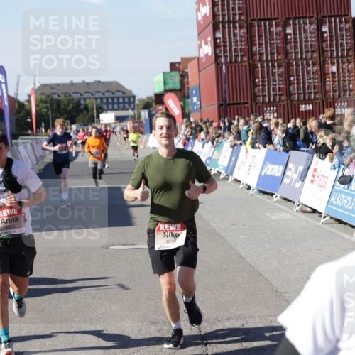 03.10.2025 - Köhlbrandbrückenlauf Jannik Wohlers http://msf.ph/oto/9053808 03.10.2025 13:09:38 Ziel 4262, 4298, 4358, 4365, 4502, 4614, 5803, 5813, 5907, 6379, 6438, 6481, 6667, 6803 meine-sportfotos.de