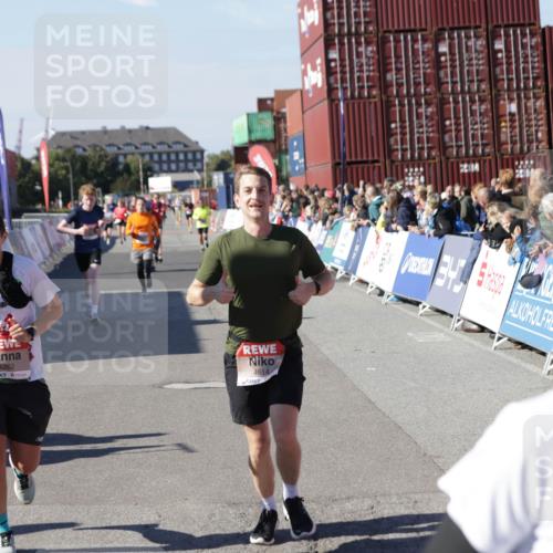 03.10.2025 - Köhlbrandbrückenlauf Jannik Wohlers http://msf.ph/oto/9053812 03.10.2025 13:09:38 Ziel 4262, 4298, 4358, 4365, 4502, 4614, 5803, 5813, 5907, 6379, 6438, 6481, 6667, 6803 meine-sportfotos.de