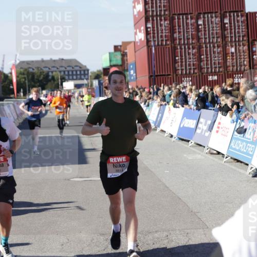 03.10.2025 - Köhlbrandbrückenlauf Jannik Wohlers http://msf.ph/oto/9053819 03.10.2025 13:09:38 Ziel 4262, 4298, 4358, 4365, 4502, 4614, 5803, 5813, 5907, 6379, 6438, 6481, 6667, 6803 meine-sportfotos.de