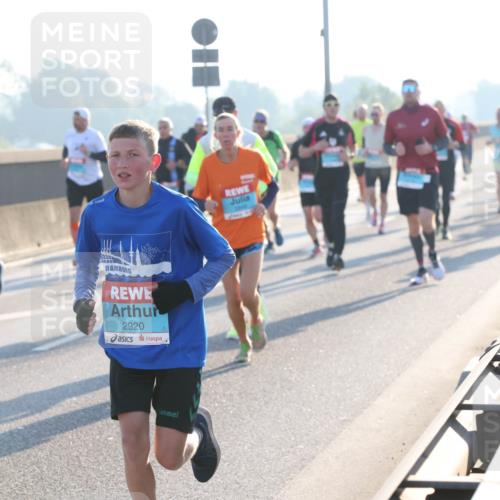03.10.2025 - Köhlbrandbrückenlauf Lena Gebhardt http://msf.ph/oto/9053822 03.10.2025 09:16:16 Position 1 2920 meine-sportfotos.de
