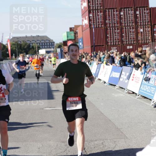03.10.2025 - Köhlbrandbrückenlauf Jannik Wohlers http://msf.ph/oto/9053823 03.10.2025 13:09:38 Ziel 4262, 4298, 4358, 4365, 4502, 4614, 5803, 5813, 5907, 6379, 6438, 6481, 6667, 6803 meine-sportfotos.de