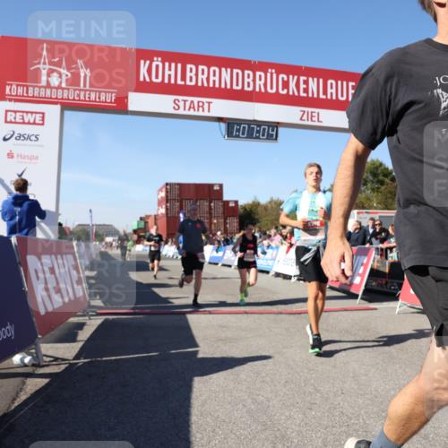 03.10.2025 - Köhlbrandbrückenlauf Lena Gebhardt http://msf.ph/oto/9053824 03.10.2025 13:07:05 Ziel 4152, 4249, 4444, 4451, 4588, 4804, 6065, 6423, 6427, 6467, 6799, 6822 meine-sportfotos.de