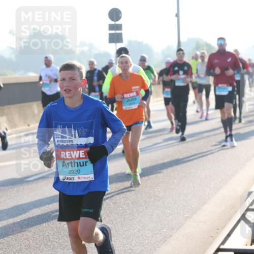 03.10.2025 - Köhlbrandbrückenlauf Lena Gebhardt http://msf.ph/oto/9053830 03.10.2025 09:16:16 Position 1 2920 meine-sportfotos.de