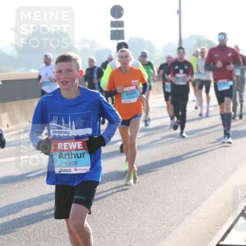 03.10.2025 - Köhlbrandbrückenlauf Lena Gebhardt http://msf.ph/oto/9053835 03.10.2025 09:16:16 Position 1 2920 meine-sportfotos.de