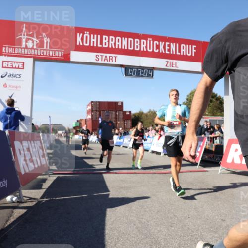 03.10.2025 - Köhlbrandbrückenlauf Lena Gebhardt http://msf.ph/oto/9053837 03.10.2025 13:07:05 Ziel 4152, 4249, 4444, 4451, 4588, 4804, 6065, 6423, 6427, 6467, 6799, 6822 meine-sportfotos.de