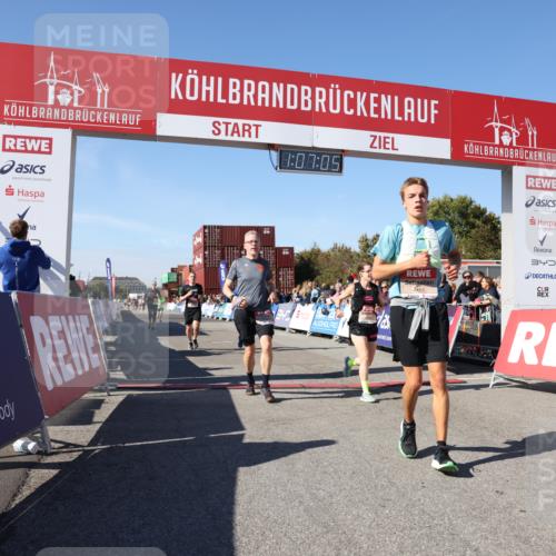 03.10.2025 - Köhlbrandbrückenlauf Lena Gebhardt http://msf.ph/oto/9053846 03.10.2025 13:07:05 Ziel 4152, 4249, 4444, 4451, 4588, 4804, 6065, 6423, 6427, 6467, 6799, 6822 meine-sportfotos.de