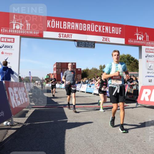 03.10.2025 - Köhlbrandbrückenlauf Lena Gebhardt http://msf.ph/oto/9053853 03.10.2025 13:07:05 Ziel 4152, 4249, 4444, 4451, 4588, 4804, 6065, 6423, 6427, 6467, 6799, 6822 meine-sportfotos.de