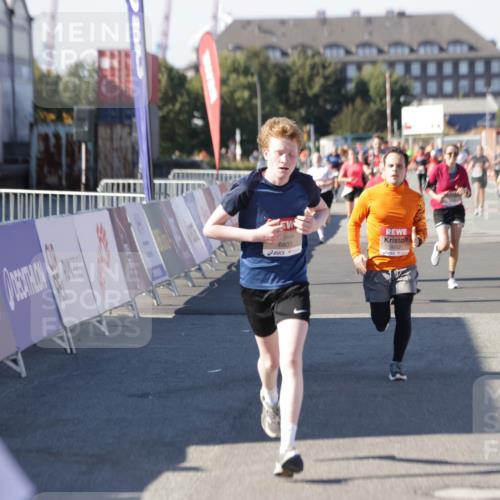 03.10.2025 - Köhlbrandbrückenlauf Jannik Wohlers http://msf.ph/oto/9053855 03.10.2025 13:09:40 Ziel 4262, 4298, 4358, 4365, 4502, 4614, 5803, 5813, 5907, 6308, 6379, 6438, 6481, 6659, 6667, 6803 meine-sportfotos.de