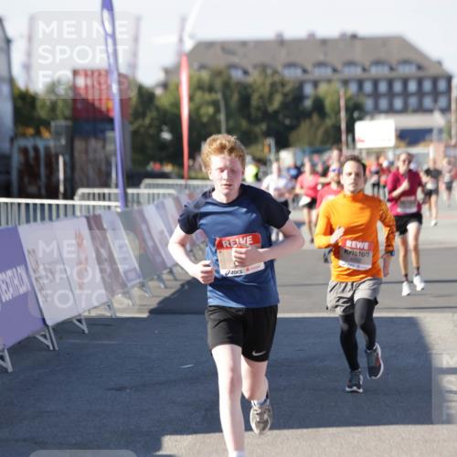 03.10.2025 - Köhlbrandbrückenlauf Jannik Wohlers http://msf.ph/oto/9053871 03.10.2025 13:09:40 Ziel 4262, 4298, 4358, 4365, 4502, 4614, 5803, 5813, 5907, 6308, 6379, 6438, 6481, 6659, 6667, 6803 meine-sportfotos.de