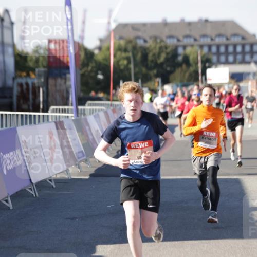 03.10.2025 - Köhlbrandbrückenlauf Jannik Wohlers http://msf.ph/oto/9053875 03.10.2025 13:09:40 Ziel 4262, 4298, 4358, 4365, 4502, 4614, 5803, 5813, 5907, 6308, 6379, 6438, 6481, 6659, 6667, 6803 meine-sportfotos.de