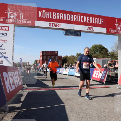 03.10.2025 - Köhlbrandbrückenlauf Lena Gebhardt http://msf.ph/oto/9053885 03.10.2025 13:23:20 Ziel 4339, 4553, 4905, 4911, 5076, 5573, 5716, 6277, 6291, 6618, 6619, 6652, 6653 meine-sportfotos.de