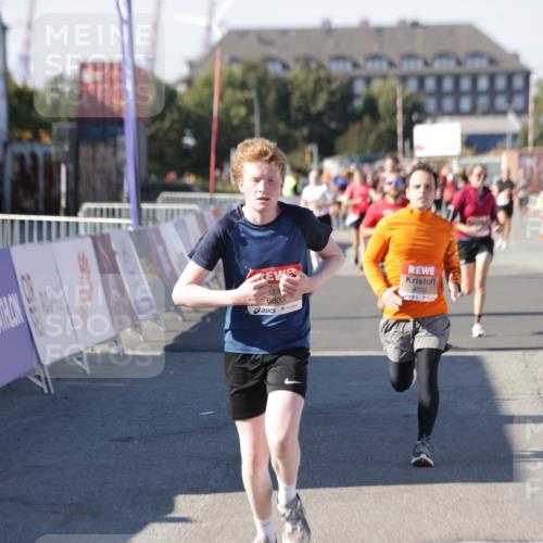 03.10.2025 - Köhlbrandbrückenlauf Jannik Wohlers http://msf.ph/oto/9053886 03.10.2025 13:09:40 Ziel 4262, 4298, 4358, 4365, 4502, 4614, 5803, 5813, 5907, 6308, 6379, 6438, 6481, 6659, 6667, 6803 meine-sportfotos.de