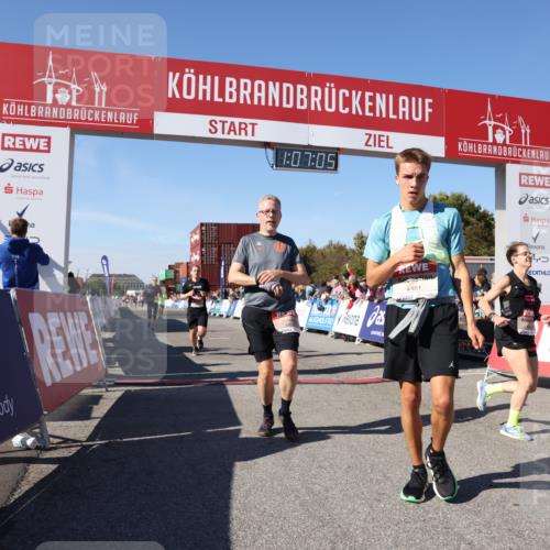 03.10.2025 - Köhlbrandbrückenlauf Lena Gebhardt http://msf.ph/oto/9053887 03.10.2025 13:07:06 Ziel 4152, 4249, 4444, 4451, 4588, 4804, 6065, 6302, 6423, 6427, 6467, 6799, 6822 meine-sportfotos.de