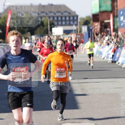 03.10.2025 - Köhlbrandbrückenlauf Jannik Wohlers http://msf.ph/oto/9053890 03.10.2025 13:09:41 Ziel 4262, 4298, 4358, 4365, 4502, 4614, 5803, 5813, 5907, 6308, 6379, 6438, 6481, 6659, 6667, 6803 meine-sportfotos.de