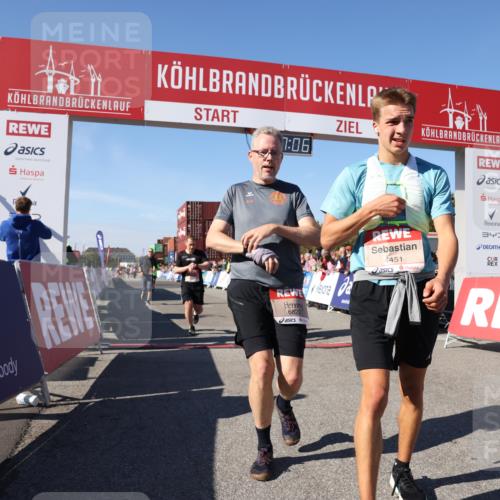 03.10.2025 - Köhlbrandbrückenlauf Lena Gebhardt http://msf.ph/oto/9053920 03.10.2025 13:07:06 Ziel 4152, 4249, 4444, 4451, 4588, 4804, 6065, 6302, 6423, 6427, 6467, 6799, 6822 meine-sportfotos.de