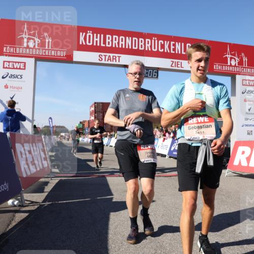 03.10.2025 - Köhlbrandbrückenlauf Lena Gebhardt http://msf.ph/oto/9053926 03.10.2025 13:07:07 Ziel 4152, 4249, 4444, 4451, 4588, 4804, 6065, 6302, 6423, 6427, 6467, 6799, 6822 meine-sportfotos.de