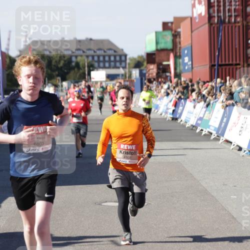 03.10.2025 - Köhlbrandbrückenlauf Jannik Wohlers http://msf.ph/oto/9053938 03.10.2025 13:09:42 Ziel 4262, 4298, 4358, 4365, 4502, 4614, 5803, 5813, 5907, 6308, 6379, 6438, 6659, 6803 meine-sportfotos.de