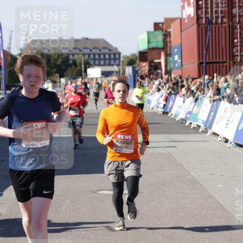03.10.2025 - Köhlbrandbrückenlauf Jannik Wohlers http://msf.ph/oto/9053943 03.10.2025 13:09:42 Ziel 4262, 4298, 4358, 4365, 4502, 4614, 5803, 5813, 5907, 6308, 6379, 6438, 6659, 6803 meine-sportfotos.de