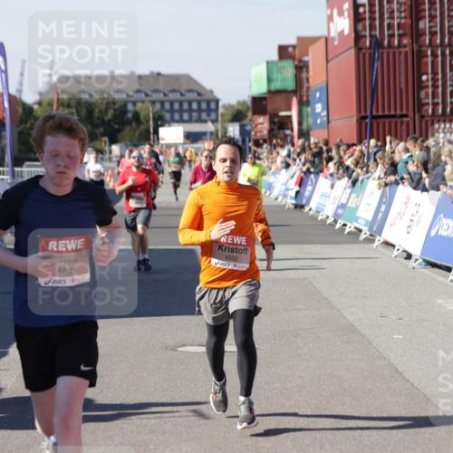 03.10.2025 - Köhlbrandbrückenlauf Jannik Wohlers http://msf.ph/oto/9053946 03.10.2025 13:09:42 Ziel 4262, 4298, 4358, 4365, 4502, 4614, 5803, 5813, 5907, 6308, 6379, 6438, 6659, 6803 meine-sportfotos.de