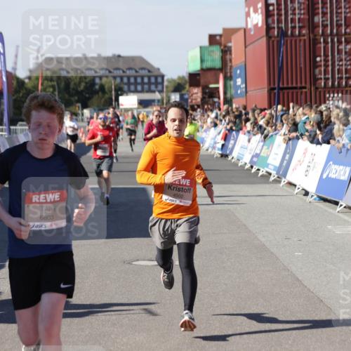 03.10.2025 - Köhlbrandbrückenlauf Jannik Wohlers http://msf.ph/oto/9053956 03.10.2025 13:09:42 Ziel 4262, 4298, 4358, 4365, 4502, 4614, 5803, 5813, 5907, 6308, 6379, 6438, 6659, 6803 meine-sportfotos.de