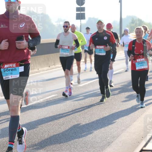 03.10.2025 - Köhlbrandbrückenlauf Lena Gebhardt http://msf.ph/oto/9053958 03.10.2025 09:16:20 Position 1 11, 3118, 3403, 3630 meine-sportfotos.de