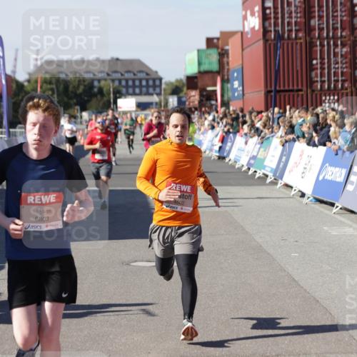 03.10.2025 - Köhlbrandbrückenlauf Jannik Wohlers http://msf.ph/oto/9053963 03.10.2025 13:09:42 Ziel 4262, 4298, 4358, 4365, 4502, 4614, 5803, 5813, 5907, 6308, 6379, 6438, 6659, 6803 meine-sportfotos.de
