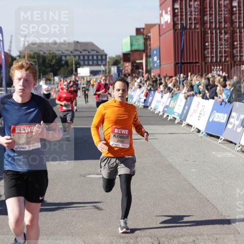 03.10.2025 - Köhlbrandbrückenlauf Jannik Wohlers http://msf.ph/oto/9053967 03.10.2025 13:09:42 Ziel 4262, 4298, 4358, 4365, 4502, 4614, 5803, 5813, 5907, 6308, 6379, 6438, 6659, 6803 meine-sportfotos.de