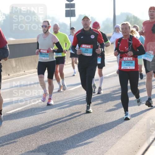 03.10.2025 - Köhlbrandbrückenlauf Lena Gebhardt http://msf.ph/oto/9053968 03.10.2025 09:16:20 Position 1 3403, 3118, 3630, 1231 meine-sportfotos.de
