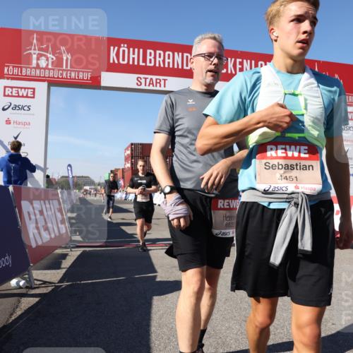 03.10.2025 - Köhlbrandbrückenlauf Lena Gebhardt http://msf.ph/oto/9053969 03.10.2025 13:07:07 Ziel 4152, 4249, 4444, 4451, 4588, 4804, 6065, 6302, 6423, 6427, 6467, 6799, 6822 meine-sportfotos.de