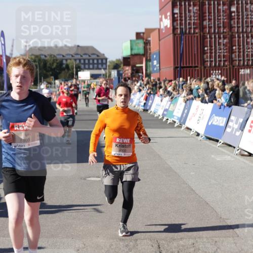 03.10.2025 - Köhlbrandbrückenlauf Jannik Wohlers http://msf.ph/oto/9053971 03.10.2025 13:09:42 Ziel 4262, 4298, 4358, 4365, 4502, 4614, 5803, 5813, 5907, 6308, 6379, 6438, 6659, 6803 meine-sportfotos.de
