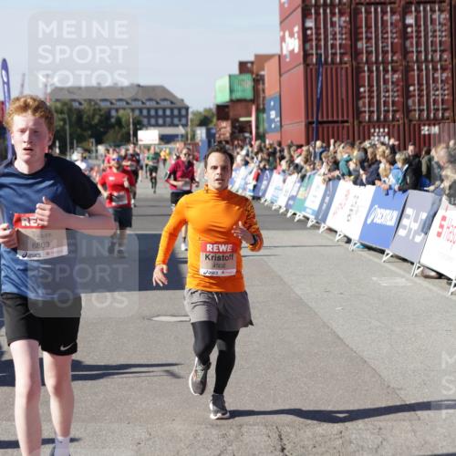 03.10.2025 - Köhlbrandbrückenlauf Jannik Wohlers http://msf.ph/oto/9053977 03.10.2025 13:09:42 Ziel 4262, 4298, 4358, 4365, 4502, 4614, 5803, 5813, 5907, 6308, 6379, 6438, 6659, 6803 meine-sportfotos.de