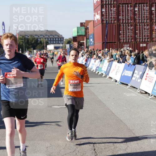 03.10.2025 - Köhlbrandbrückenlauf Jannik Wohlers http://msf.ph/oto/9053979 03.10.2025 13:09:42 Ziel 4262, 4298, 4358, 4365, 4502, 4614, 5803, 5813, 5907, 6308, 6379, 6438, 6659, 6803 meine-sportfotos.de