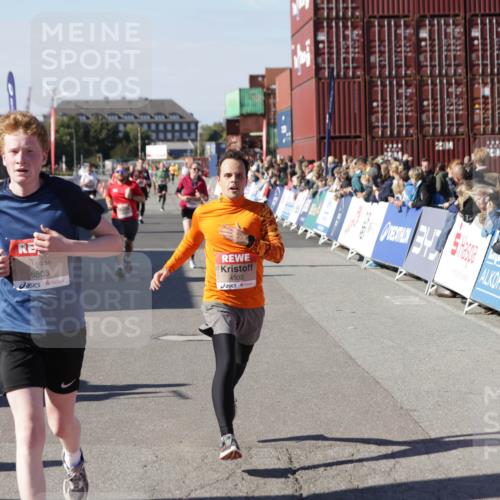 03.10.2025 - Köhlbrandbrückenlauf Jannik Wohlers http://msf.ph/oto/9053988 03.10.2025 13:09:42 Ziel 4262, 4298, 4358, 4365, 4502, 4614, 5803, 5813, 5907, 6308, 6379, 6438, 6659, 6803 meine-sportfotos.de