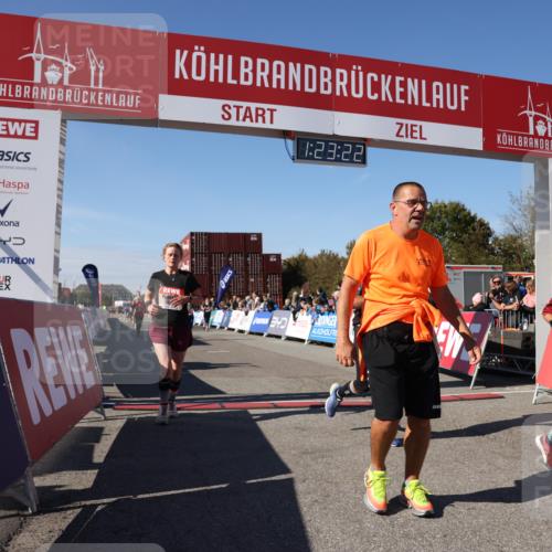 03.10.2025 - Köhlbrandbrückenlauf Lena Gebhardt http://msf.ph/oto/9053989 03.10.2025 13:23:22 Ziel 4339, 4553, 4887, 4911, 5076, 5114, 6277, 6291, 6618, 6619, 6652, 6653 meine-sportfotos.de