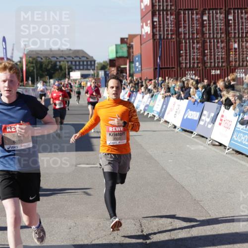 03.10.2025 - Köhlbrandbrückenlauf Jannik Wohlers http://msf.ph/oto/9053996 03.10.2025 13:09:42 Ziel 4262, 4298, 4358, 4365, 4502, 4614, 5803, 5813, 5907, 6308, 6379, 6438, 6659, 6803 meine-sportfotos.de