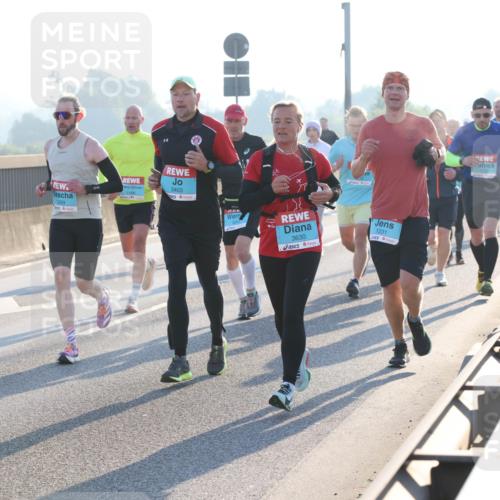 03.10.2025 - Köhlbrandbrückenlauf Lena Gebhardt http://msf.ph/oto/9053999 03.10.2025 09:16:21 Position 1 1269, 3403, 3630, 1231 meine-sportfotos.de