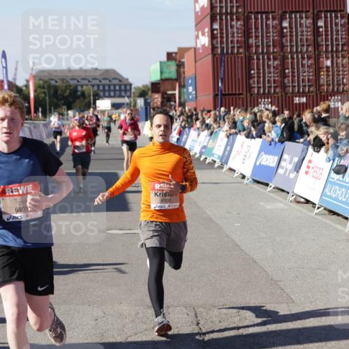 03.10.2025 - Köhlbrandbrückenlauf Jannik Wohlers http://msf.ph/oto/9054002 03.10.2025 13:09:42 Ziel 4262, 4298, 4358, 4365, 4502, 4614, 5803, 5813, 5907, 6308, 6379, 6438, 6659, 6803 meine-sportfotos.de