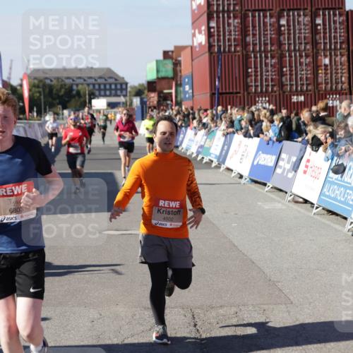 03.10.2025 - Köhlbrandbrückenlauf Jannik Wohlers http://msf.ph/oto/9054006 03.10.2025 13:09:43 Ziel 4262, 4358, 4365, 4502, 4614, 5803, 5813, 5907, 6308, 6379, 6438, 6659, 6803 meine-sportfotos.de