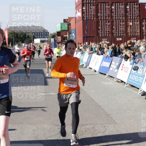 03.10.2025 - Köhlbrandbrückenlauf Jannik Wohlers http://msf.ph/oto/9054023 03.10.2025 13:09:43 Ziel 4262, 4358, 4365, 4502, 4614, 5803, 5813, 5907, 6308, 6379, 6438, 6659, 6803 meine-sportfotos.de