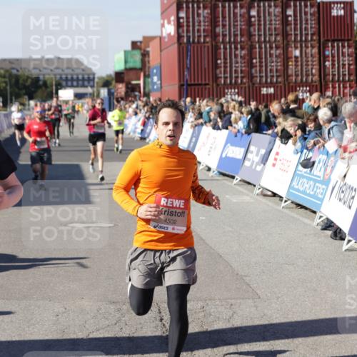 03.10.2025 - Köhlbrandbrückenlauf Jannik Wohlers http://msf.ph/oto/9054031 03.10.2025 13:09:43 Ziel 4262, 4358, 4365, 4502, 4614, 5803, 5813, 5907, 6308, 6379, 6438, 6659, 6803 meine-sportfotos.de