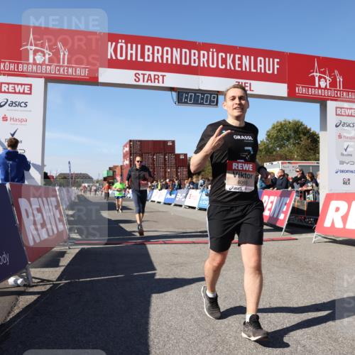03.10.2025 - Köhlbrandbrückenlauf Lena Gebhardt http://msf.ph/oto/9054033 03.10.2025 13:07:09 Ziel 4152, 4249, 4444, 4451, 4588, 4804, 6065, 6302, 6423, 6427, 6467, 6822 meine-sportfotos.de