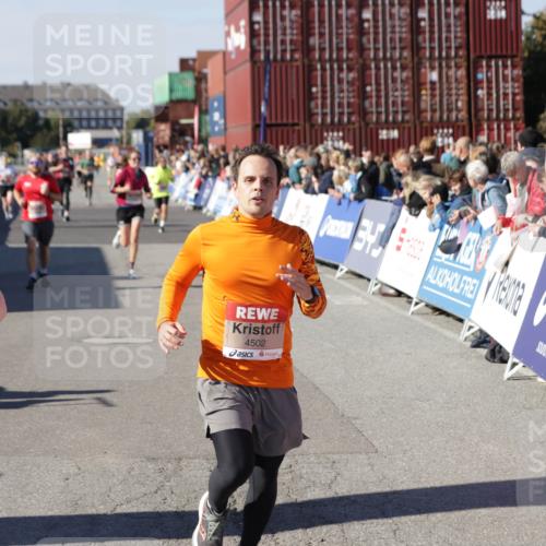 03.10.2025 - Köhlbrandbrückenlauf Jannik Wohlers http://msf.ph/oto/9054045 03.10.2025 13:09:43 Ziel 4262, 4358, 4365, 4502, 4614, 5803, 5813, 5907, 6308, 6379, 6438, 6659, 6803 meine-sportfotos.de